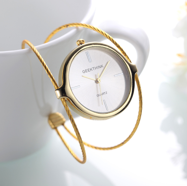 Luxury quartz watch with rose gold steel bracelet
