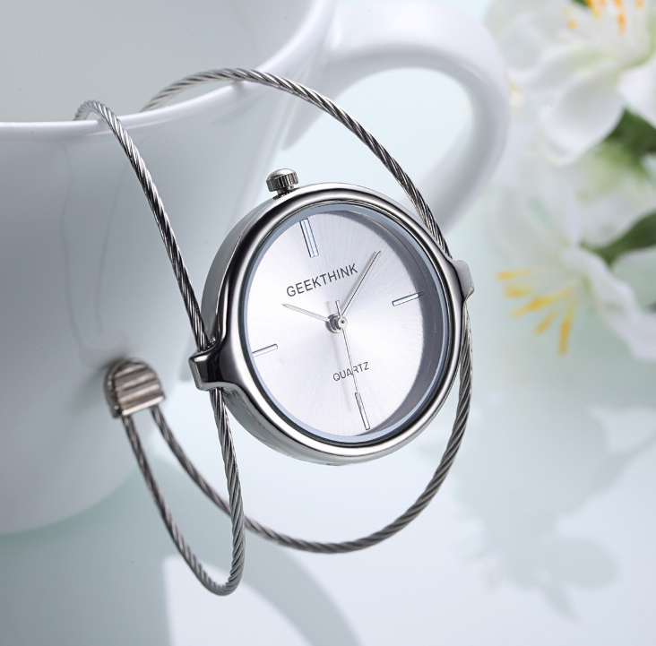 Luxury quartz watch with rose gold steel bracelet